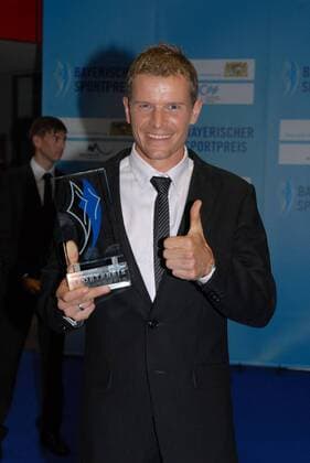 Tobias Angerer (Skilanglauf) mit seinem Preis bei der Verleihung zum Bayerischen Sportpreis 2010 am 17.7.2010 in München Bayerischer Sportpreis 2010 in München  o0 Langlauf Ski Nordisch Skilauf