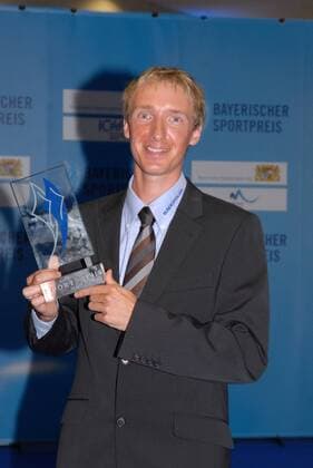Michael Uhrmann (Skispringen) mit seinem Preis bei der Verleihung zum Bayerischen Sportpreis 2010 am 17.7.2010 in München Bayerischer Sportpreis 2010 in München 