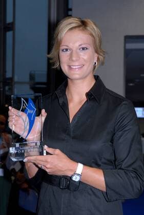 Maria Riesch (Ski Alpin) mit ihrem Preis bei der Verleihung zum Bayerischen Sportpreis 2010 am 17.7.2010 in München Bayerischer Sportpreis 2010 in München  o0 Skisport