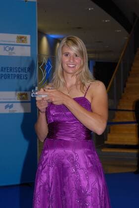 Natalie Geisenberger (Rodeln) mit ihrem Preis bei der Verleihung zum Bayerischen Sportpreis 2010 am 17.7.2010 in München Bayerischer Sportpreis 2010 in München 