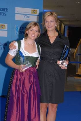 Viktoria Rebensburg (L) und Maria Riesch mit ihrem Preis bei der Verleihung zum Bayerischen Sportpreis 2010 am 17.7.2010 in München Bayerischer Sportpreis 2010 in München  o0 Ski Alpin Skisport