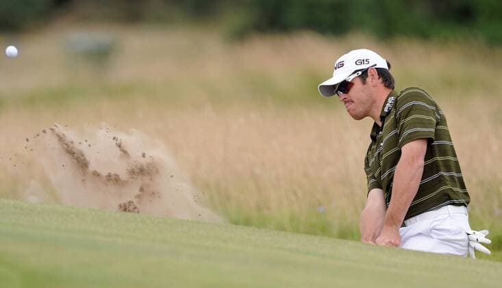 South Africa s Louis Oosthuizen hits out of the bunker on the 15th hole on the way to winning the 139th Open championship by eight shots in St. Andrews, Scotland on July 18, 2010.  LON2010071821 o0 RSA Aufmacher