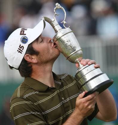 South Africa s Louis Oosthuizen kisses the claret jug after winning the 139th Open championship by eight shots in St. Andrews, Scotland on July 18, 2010.  LON2010071818 o0 RSA Objekte Pokal Trophäe Sieg