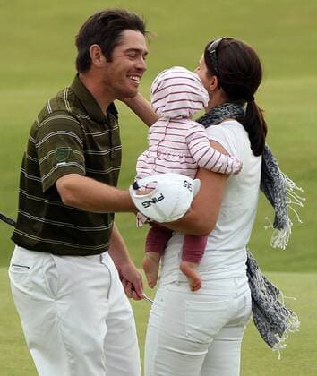 Golf - The British Open - St Andrews: Louis Oosthuizen of South Africa, winner of the 150th Open Golf Championship on the Old Course at St. Andrews, Scotland, with his wife Nel-Mare and daughter Jana  o0 RSA Sieg Jubel Freude Familie privat Spielerfrau, Partnerin, Frau, Ehefrau Kind Tochter