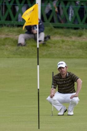 ST ANDREWS SCOTLAND. 18-07-2010. Louis OOSTHUIZEN from South Africa lines up the winning putt on his way to winning The Open Championship (also known as The British Open) played on The Royal and Ancient Old Course. xMitchellxGunnx  ActionPlus11071912 Content restricted for UK based newspaper