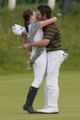 ST ANDREWS SCOTLAND. 18-07-2010. Louis OOSTHUIZEN from South Africa kisses his wife Nel Mare after winning The Open Championship (also known as The British Open) played on The Royal and Ancient Old Course. xMitchellxGunnx  ActionPlus11071914 o0 Frau, Ehefrau, Jubel, Freude,