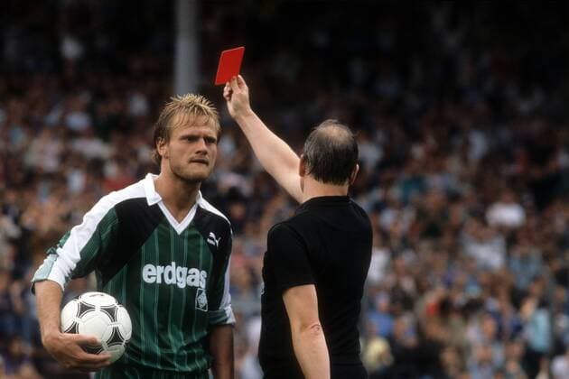 Schiedsrichter Hans Peter Dellwing zeigt Jörg Neun (Gladbach) die rote Karte Fußball 1. BL Herren Saison 1988 1989, VfB Stuttgart - Borussia Mönchengladbach 2:1, Gladbach Gruppe Stuttgart Spannung,