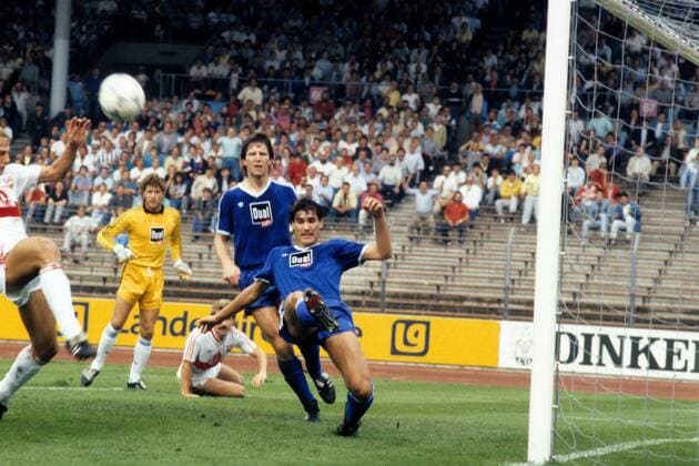 Michael Prus (Schalke, re.) klärt kurz vor der Linie Fußball 1. BL Herren Saison 1987 1988, VfB Stuttgart - FC Schalke 04 4:0 Gruppe Stuttgart Dynamik, Abwehr,
