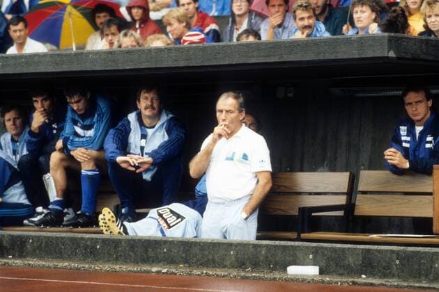 Trainer Rolf Schafstall (Schalke) steht rauchend vor der Bank Fußball 1. BL Herren Saison 1987 1988, VfB Stuttgart - FC Schalke 04 4:0 Gruppe Stuttgart Spannung,