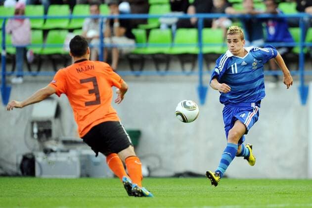 18.07.2010, Caen - UEFA U 19 EM 2010 - Frankreich (blau) vs Niederlande (orange) 4:1 --- Antoine Griezmann (FRA) gegen Imad Najah (NED) --- ABIBARDxFEP 
