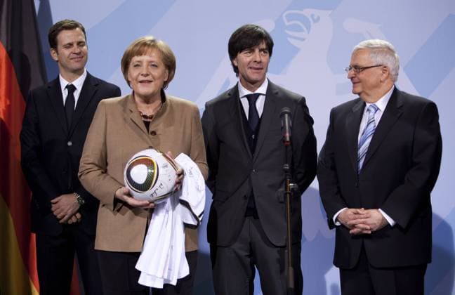 Deutschland, Berlin, Bundeskanzleramt, Übergabe eines signierten WM-Trikots 2010 an Bundeskanzlerin Angela Merkel ( 2 v.l.) sowie Statements der Bundeskanzlerin, DFB-Präsident Theo Zwanziger (r.) und Bundestrainer Joachim Löw (), links Teammanager Oliver Bierhoff, 10.02.2010 o0 Funktionär people Politik Trainer