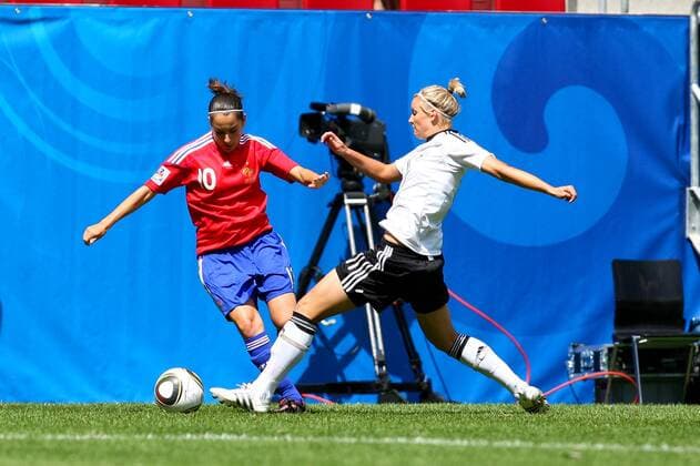 U20 Frauen WM Frankreich - Deutschland am 20.07.10 in Augsburg --- Solene Barbance ( Frankreich ), links - Alexandra Popp ( Deutschland ), rechts