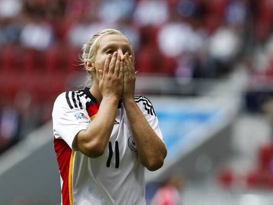 Alexandra POPP (GER) enttaeuscht, enttäuscht, frustriert nach einer vergebenen Chance --- FIFA U-20 Frauen Weltmeisterschaft 2010, Deutschland (weiß) - Frankreich (blau)