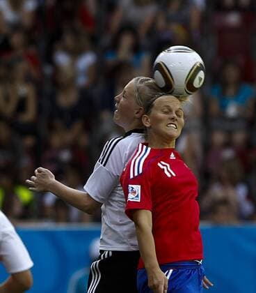 Kopfballduell zwischen Fanny TENRET (FRA) und Svenja HUTH (GER) --- FIFA U-20 Frauen Weltmeisterschaft 2010, Deutschland (weiß) - Frankreich (blau)