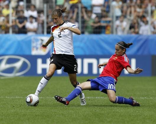 Zweikampf um den Ball zwischen Solene BARBANCE (FRA. re.) und Stefanie MIRLACH (GER) --- FIFA U-20 Frauen Weltmeisterschaft 2010, Deutschland (weiß) - Frankreich (blau)