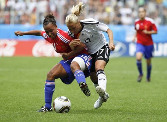 Zweikampf um den Ball zwischen Ines JAURENA (FRA) und Turid KNAAK (GER, re.) --- FIFA U-20 Frauen Weltmeisterschaft 2010, Deutschland (weiß) - Frankreich (blau)