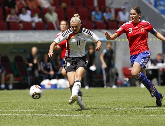 Alexandra POPP (GER) zieht zum Tor, hinten Charlotte BILBAULT (FRA) --- FIFA U-20 Frauen Weltmeisterschaft 2010, Deutschland (weiß) - Frankreich (blau)