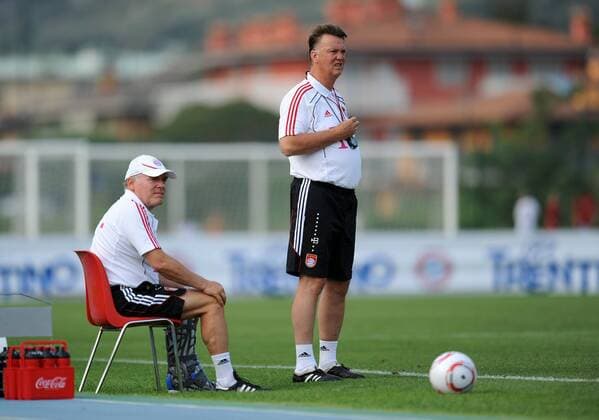 Training beim FC Bayern München 20.07.2010 Vorbereitung im Trainingslager am Gardasee , Trentino, Riva del Garda Trainer Hermann Gerland mit Trainer Louis van Gaal (v. re., FCB) 