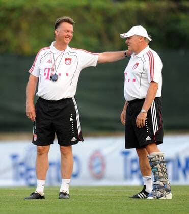 Training beim FC Bayern München 20.07.2010 Vorbereitung im Trainingslager am Gardasee , Trentino, Riva del Garda Trainer Louis van Gaal, Trainer Hermann Gerland (v. li., FC Bayern)  o0 Gips Gipsbein Verletzung