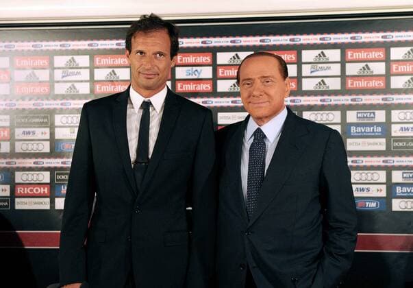 Pressekonferenz AC Mailand: Trainer MASSIMILIANO ALLEGRI (Li.), Ministerpräsident SILVIO BERLUSCONI (ITA)