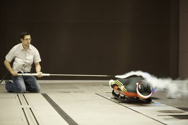 BMW Technologiepartner des BSD, Präsentiert wurde das Energie- und Umwelttechnisches Versuchszentrum von BMW, in dessen Windkanal die Athleten ihre Aerodynamik testen, München, 21.07.2010 Im Bild: Felix Loch (GER) o0 Aerodynamik, Entwicklung, Test Forschung, Fahrzeugentwicklung