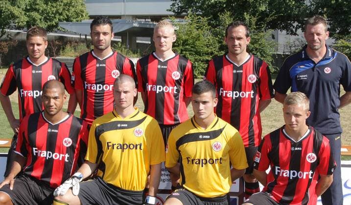 20.07.2010, Fußball-Bundesliga, offizieller Fototermin Eintracht Frankfurt zur Saison 2010 2011. Trainer Michael Skibbe (hi., re.) und die Neuzugänge. Hi.v.li.: Markus Steinhöfer, Georgios Tzavellas, Sebastian Rode, Theofanis Gekas; Vorn: Habib Bellaid, Andreas Rössl, Aykut Özer, Sonny Kittel. o0 Neuzugang