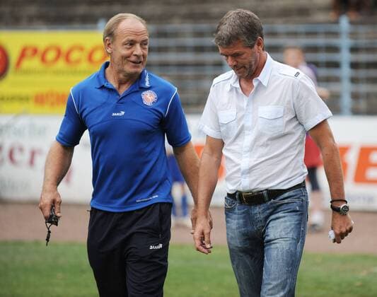 Fußball, Trainerhistorie Westfalia Herne von 1938 bis heute 21.07.2010, Fussball, Saison 2010-2011, Testspiel in Herne, WESTFALIA HERNE - VFL BOCHUM 1-3, Trainer Friedhelm Funkel (VfL Bochum), rechts, mit Trainer Klaus Taeuber (Westf. Herne)