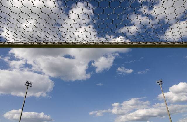 Fußball, Stadiongeschichte SC Fortuna Köln Fussball, Kölner Südstadion, Tor Detail, blauer Himmel, weisse Wolken und Flutlichtmast.