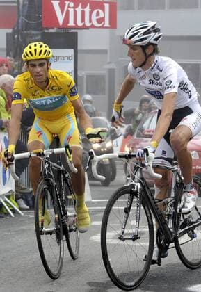 Cyclisme : Tour de France 2010 - 17. Etappe - 22.07.2010 - Pau Col du Tourmalet - Alberto Contador (ESP Astana, li.) und Etappensieger Andy Schleck (LUX Saxobank Saxo Bank) - xPhotoNewsx  o0 gelbes Trikot Etappensieg, Etappensieger