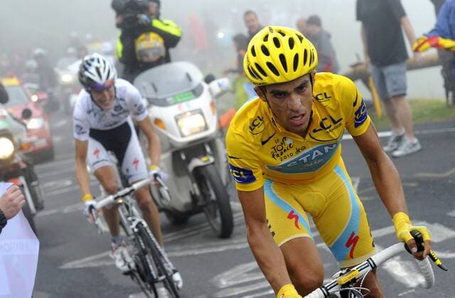 Cyclisme : Tour de France 2010 - 17. Etappe - 22.07.2010 - Pau Col du Tourmalet - Alberto Contador (ESP Astana, re.) und Andy Schleck (LUX Saxobank Saxo Bank) - xPhotoNewsx 