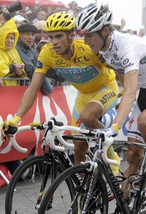 Cyclisme : Tour de France 2010 - 17. Etappe - 22.07.2010 - Pau Col du Tourmalet - Alberto Contador (ESP Astana) und Etappensieger Andy Schleck (LUX Saxobank Saxo Bank) - xPhotoNewsx  o0 gelbes Trikot, Etappensieg, Etappensieger