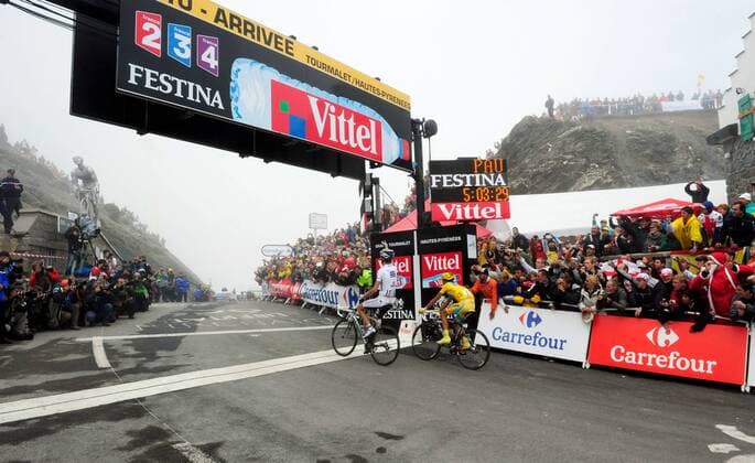 RADSPORT - Tour de France 2010 COL DU TOURMALET,FRANKREICH,22.JUL.10 - DIVERS, RADSPORT - Tour de France 2010, 17. Etappe, Pau - Col du Tourmalet. Etappensieger Andy Schleck (LUX Saxo Bank, L) gewinnt vor Alberto Contador (ESP Astana)  o0 Zielankunft, Ziel Sponsor, Werbepartner, Werbung, Wirtschaft Vittel, Carrefour Zuschauer Totale