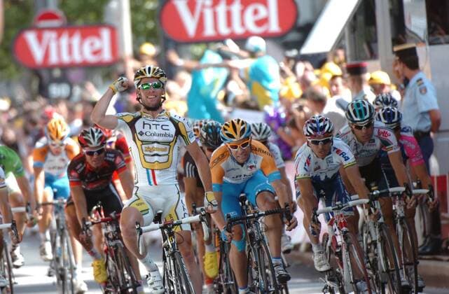 Tour de France, Etappe 18 Salies de Bearn - Bordeaux, v.li. Etappensieger Cavendish Htc - Columbia, Julian Dean Garmin - Transitions, Robbie Mc Ewen Katusha, Bordeaux  o0 Jubel Freude Ziel