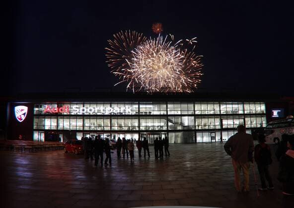 Fußball, Stadiongeschichte FC Ingolstadt 04 Feuerwerk über dem AUDI-Sportpark, Heimspielstätte des FC Ingolstadt 04, Eröffnung am 24.07.2010 o0 Abend Nacht Schriftzug