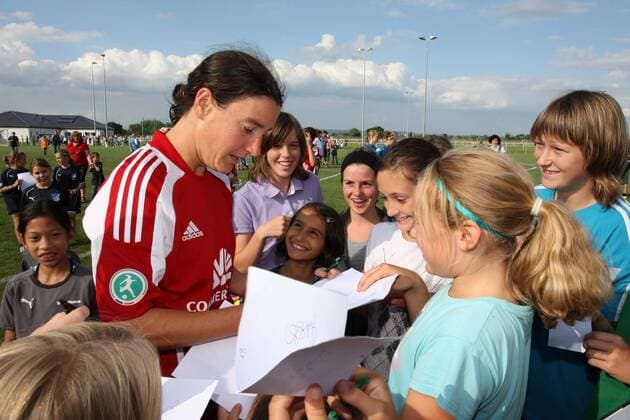 Fussball Freundschaftsspiel Frauenfußball, Damen, TSG 1899 Hoffenheim - 1. FFC Frankfurt. Birgit Prinz (FFC Frankfurt) gibt fleißig Autogramme für die Fans. o0 Fan, Fußballfan, Publikum Kind
