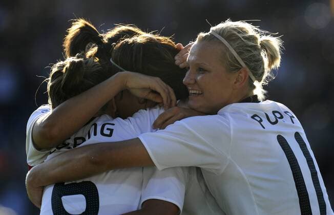 Fussball, FIFA U-20 Frauen WM 2010, Viertelfinale, Deutschland - Nordkorea 2:0 im Bochumer Ruhrstadion: Jubel Deutschland nach dem 2:0, vorn v.li.: Marina Hegering, Sylvia Arnold, Alexandra Popp. o0 Freude