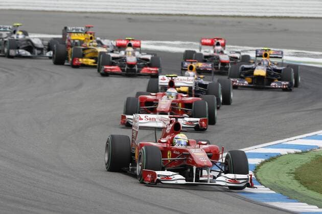 Start: Felipe Massa (Brasilien Ferrari, vorn) vor Fernando Alonso (Spanien Ferrari) und Sebastian Vettel (Deutschland RedBull) sowie Mark Webber (Australien Red Bull, re.), GP Deutschland 2010 Formel 1 Grand Prix Deutschland 2010