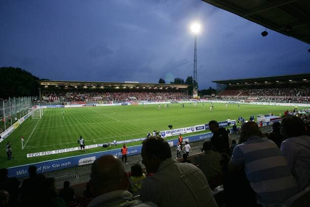 Fußball, Stadiongeschichte Kickers Offenbach 23.07.2010, 3. Liga, 1. Spieltag: Stadion am Bieberer Berg, Heimspielstätte von Kickers Offenbach o0 Offenbacher OFC Zuschauerperspektive Fan, Fußballfan, Publikum