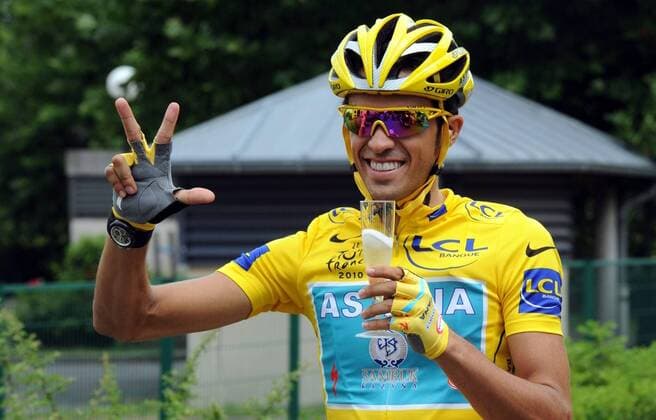 CYCLING, 20. ETAPPE: LONGJUMEAU - PARIS CHAMPS-ELYSEES, PARIS, 25 07 2010 - TOUR DE FRANCE 2010 Alberto Contador (ESP Astana) - Sieger der Tour de France 2010 - xPHOTONEWSx  o0 Sieg, Sieger Jubel, Freude gelbes Trikot Sekt Champagner drei 3 Fingerzeig Gestik, Gesamtführung