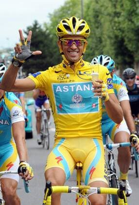 CYCLING, 20. ETAPPE: LONGJUMEAU - PARIS CHAMPS-ELYSEES, PARIS, 25 07 2010 - TOUR DE FRANCE 2010 Alberto Contador (ESP Astana) - Sieger der Tour de France 2010 - xPHOTONEWSx  o0 Sieg, Sieger Jubel, Freude gelbes Trikot Sekt Champagner drei 3 Fingerzeig Gestik, Gesamtführung