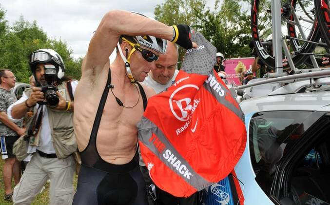 CYCLING, 20. ETAPPE: LONGJUMEAU - PARIS CHAMPS-ELYSEES, PARIS, 25 07 2010 - TOUR DE FRANCE 2010 Lance Armstrong (USA Radioshack) muss sein Trikot wechseln - xPHOTONEWSx  o0 kurios, nackt