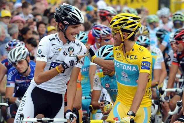 CYCLING, 20. ETAPPE: LONGJUMEAU - PARIS CHAMPS-ELYSEES, PARIS, 25 07 2010 - TOUR DE FRANCE 2010 Alberto Contador (ESP Astana, re.), Sieger der Tour de France 2010 mit dem Zweitplatzierten Andy Schleck (LUX Saxo Bank), im weißen Trikot des besten Jungprofis - xPHOTONEWSx  o0 Sieg, Sieger Jubel, Freude gelbes Trikot, Gesamtführung Gesamtsieg