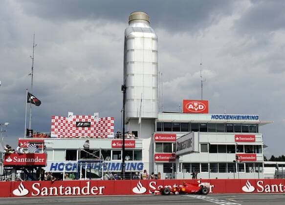 Sieger Fernando Alonso (Spanien Ferrari) überquert die Ziellinie am Hockenheimring, Formel 1, Hockenheim, 25.07.2010  o0 Sieg, Sieger Ziel Jubel, Freude