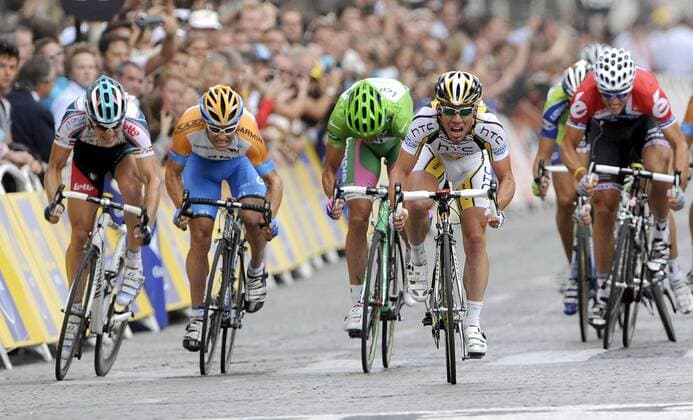 CYCLING, 20. ETAPPE, 25 07 2010 - TOUR DE FRANCE 2010 Zielsprint der 21.Etappe der Tour de France 2010 in Paris, v.li.: Jürgen Roelandts (BEL Omega Pharma Lotto), Julian Dean (NZL Garmin Transitions), Alessandro Petacchi (ITA Lampre), Etappensieger Mark Cavendish (GBR HTC Columbia) und Thor Hushovd (NOR Cervelo) - xPHOTONEWSx  o0 Sprint, Massensprint Etappensieg, Etappensieger Ziel