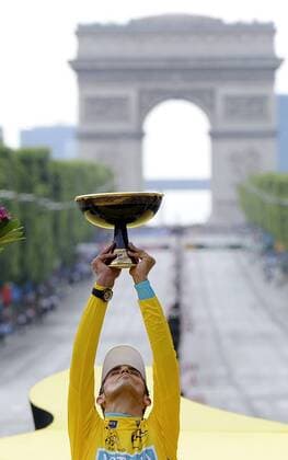 CYCLING, 20. ETAPPE: LONGJUMEAU - PARIS CHAMPS-ELYSEES, 25 07 2010 - TOUR DE FRANCE 2010 Alberto Contador (ESP Astana) - Sieger der Tour de France 2010 - xPHOTONEWSx  o0 Pokal, Trophäe Objekte Sieg, Sieger Jubel, Freude gelbes Trikot Gesamtsieg