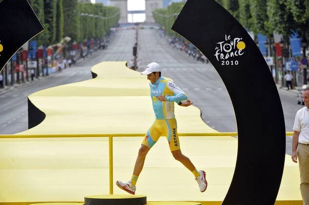 CYCLING, 20. ETAPPE: LONGJUMEAU - PARIS CHAMPS-ELYSEES, 25 07 2010 - TOUR DE FRANCE 2010 Alberto Contador (ESP Astana) - Sieger der Tour de France 2010 - xPHOTONEWSx  o0 Sieg, Sieger Jubel, Freude Gesamtsieg