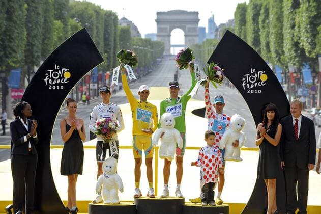 CYCLING, 20. ETAPPE: LONGJUMEAU - PARIS CHAMPS-ELYSEES, 25 07 2010 - TOUR DE FRANCE 2010 Sieger Alberto Contador (ESP Astana, Mitte) gewinnt die Tour de France 2010 vor Andy Schleck (LUX Saxo Bank, li.), dem besten Jungprofi; daneben der Gewinner des grünen Trikots Alessandro Petacchi (ITA Lampre) und der Träger des Bergtrikots Anthony Charteau (FRA BBOX Bouygues Telecom, re.) - xPHOTONEWSx  o0 Sieg, Sieger Jubel, Freude gelbes Trikot Gesamtführung, Bergtrikot Gesamtsieg