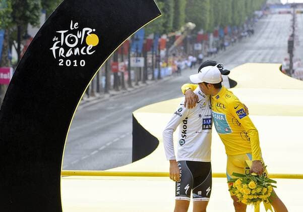CYCLING, 20. ETAPPE: LONGJUMEAU - PARIS CHAMPS-ELYSEES, 25 07 2010 - TOUR DE FRANCE 2010 Sieger Alberto Contador (ESP Astana, re.) gewinnt die Tour de France 2010 vor Andy Schleck (LUX Saxo Bank, li.), im weißen Trikot des besten Jungprofis - xPHOTONEWSx  o0 Sieg, Sieger, gelbes Trikot Gesamtführung Jubel, Freude weißes Gesamtsieg