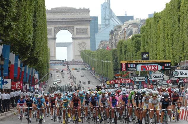 2010, Tour de France, Longjumeau - Paris, Fahrerfeld der Tour de France 2010 vor dem Arc de Triomphe in Paris -  o0 Peloton, Starterfeld, Fahrerfeld, Teilnehmerfeld Fahrer Teilnehmer Starter