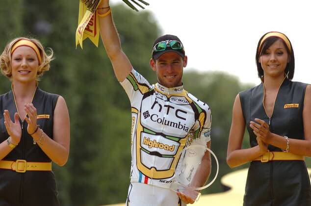 2010, Tour de France, Longjumeau - Paris, Mark Cavendish (GBR HTC Columbia) - Etappensieger der letzten Etappe der Tour de France 2010 in Paris -  o0 Jubel, Freude Etappensieg, Etappensieger Pokal, Trophäe Objekte Hostess, Hostessen, Frau, girl